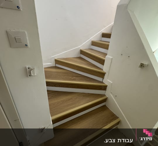 גרם מדרגות עם חיפוי עץ ולבן